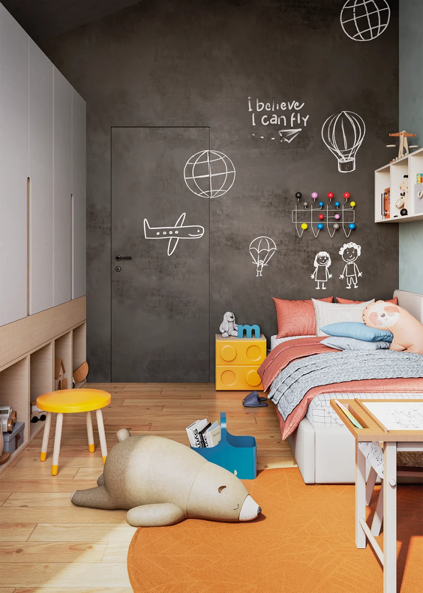 Porta della collezione Raso Muro ricoperta con una pittura lavagna, inserita in una stanza per bambini con pupazzi e giochi, con disegni in gesso sulla porta