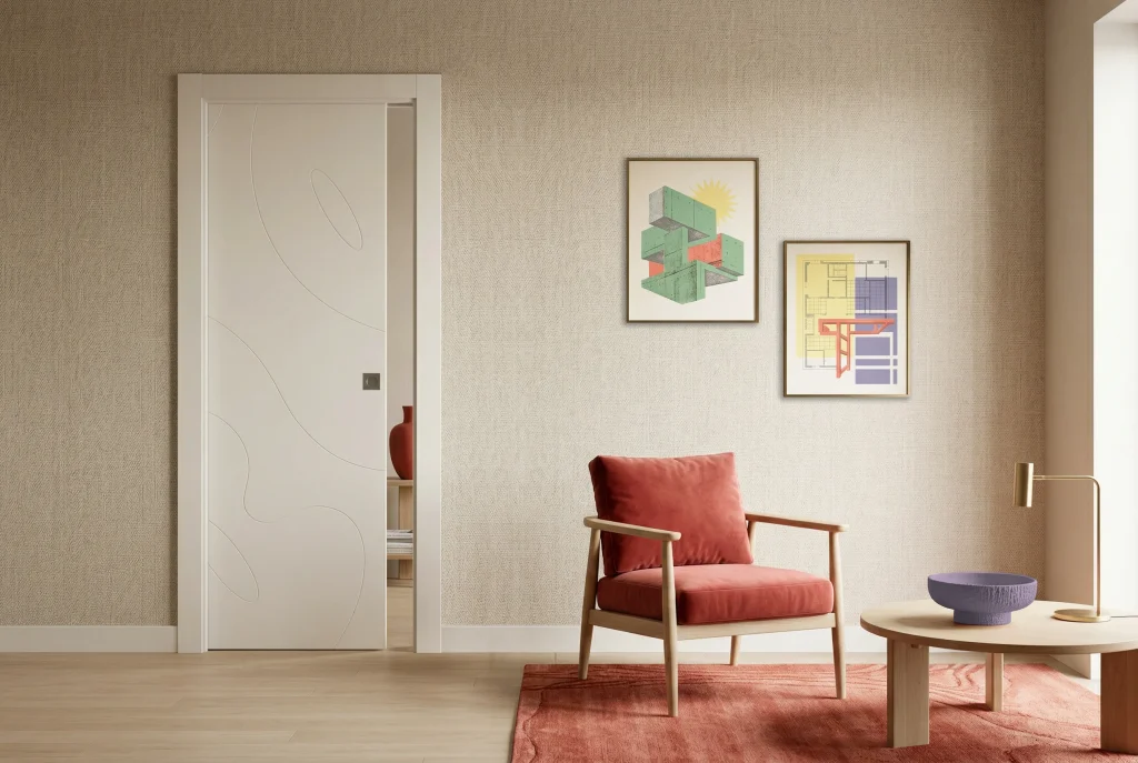 Porta interna scorrevole a scomparsa Phantos, laccato bianco opaco con decori geometrici, ideale per case moderniste e arredi colorati.