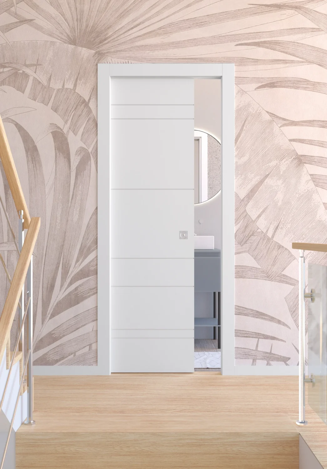 Porta della collezione Phantos, incisa con disegno 623 e finitura laccato bianco, la porta sta alla fine di scale con corrimano in legno ed immersa in una carta da parati con foglie rosa