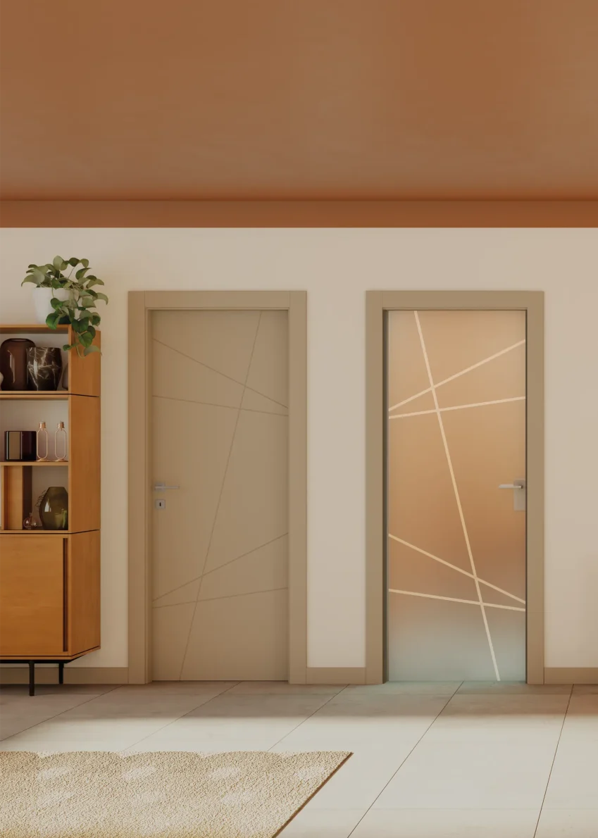 Porta laccata della collezione Zero Phantos incisa con linee perpendicolari e fianco porta della collezione Cristal con un vetro satinato con decoro sabbiato modello Linea