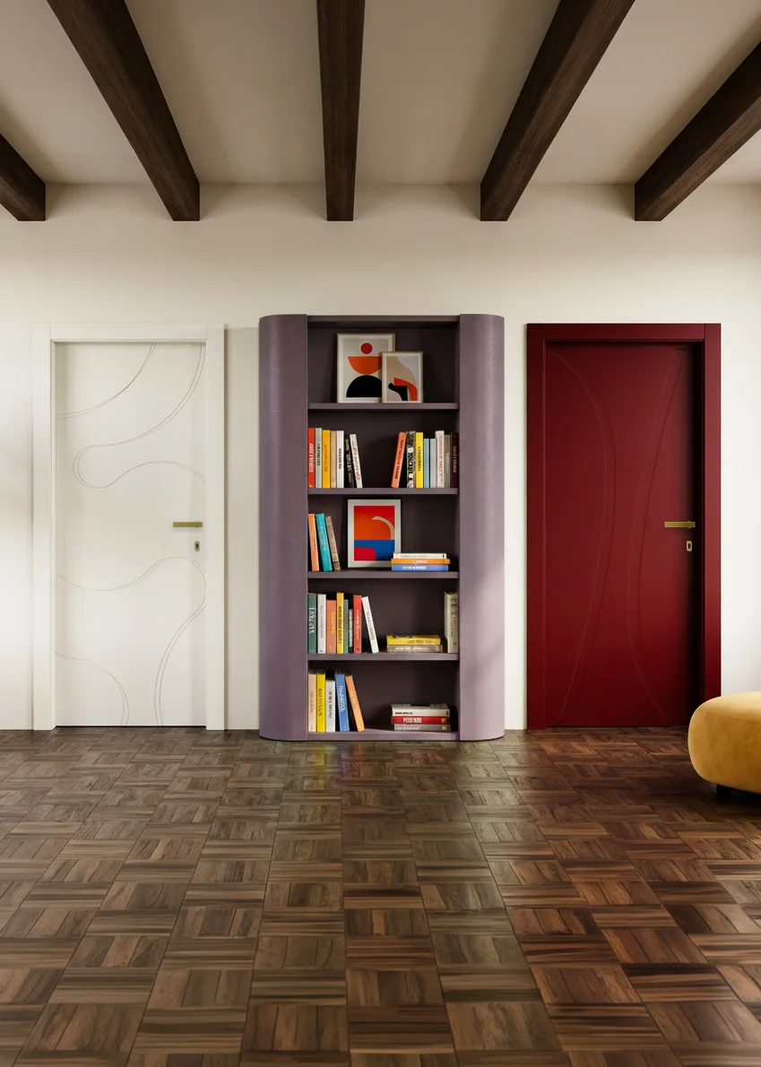 Porte interne collezione Phantos: laccato rosso con pantografatura geometrica e laccato bianco con incisione sinuosa, per interni in stile color block.