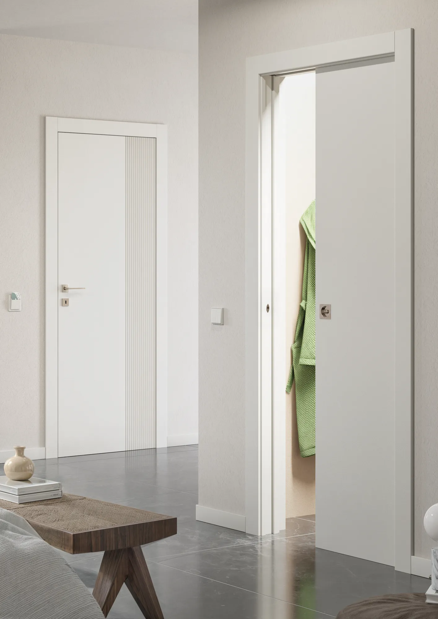 Porte della collezione Zero Phantos una battente con incisione righe verticali, l'altra porta è scorrevole interno muro laccata bianca liscia